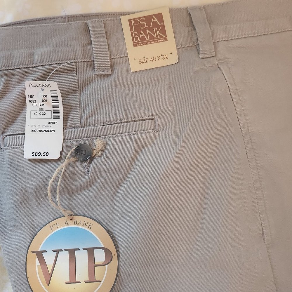 NEW Jos. A. Banks  pleated, cotton 40 X 32  pants, Light Grey